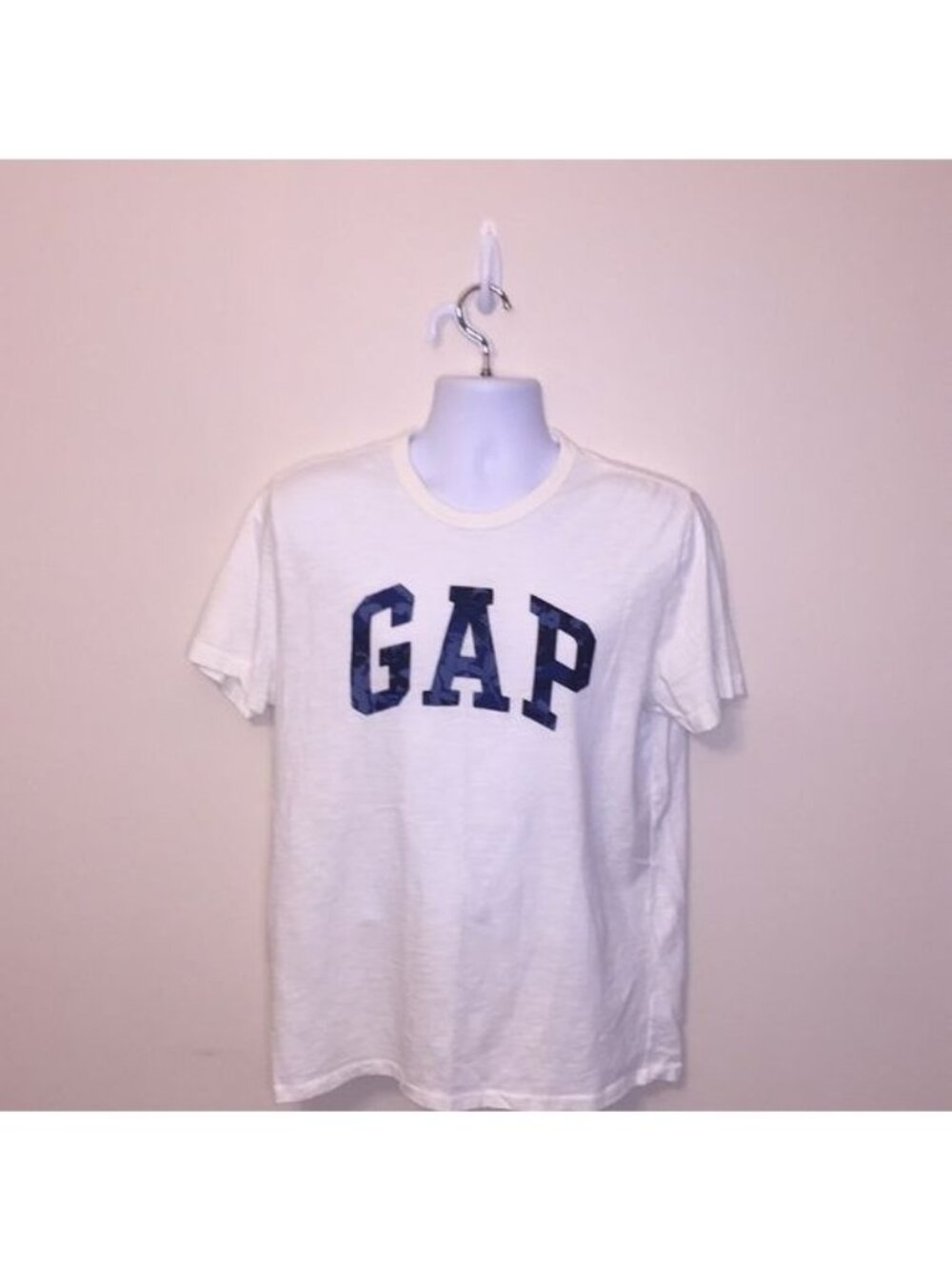Men's Gap T-Shirt with Floral on the Letter Gap Size L